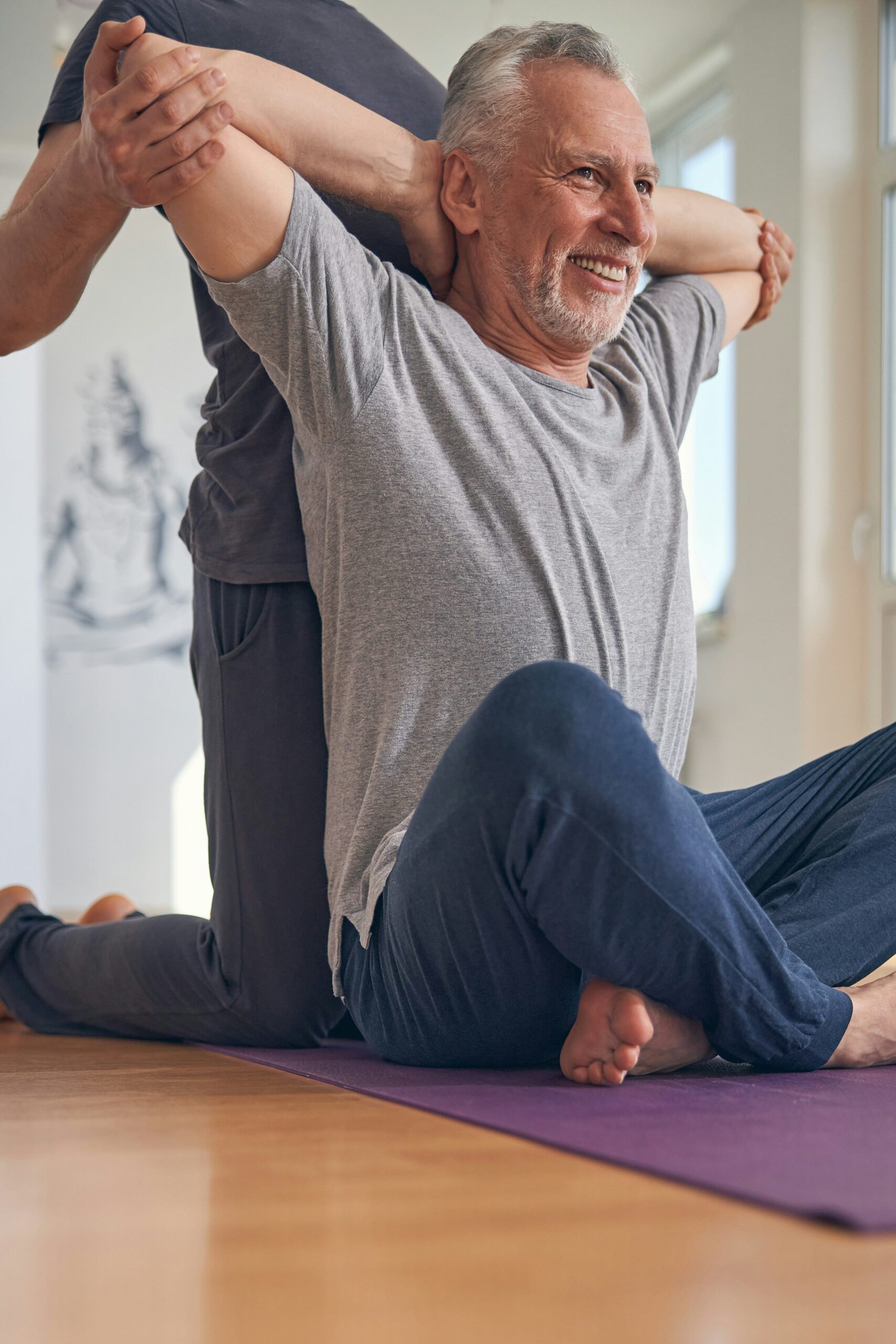 mature man getting his posture adjusted to open up his chest and shoulders, posture exercices.